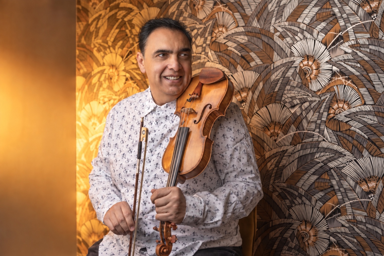 Florin Niculescu, souriant, son violon à la main